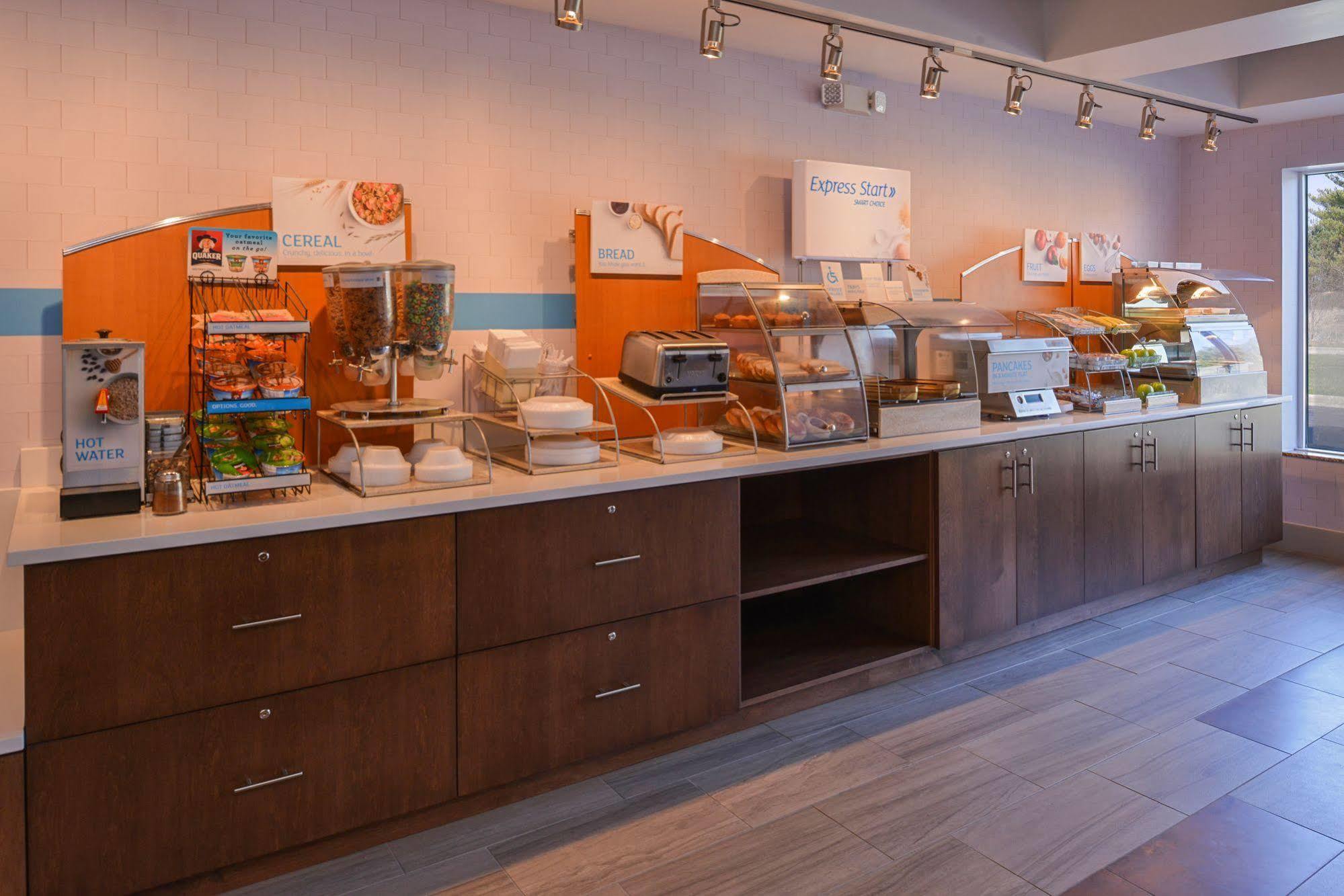 Holiday Inn Express Hotel & Suites Urbana-Champaign-U Of I Area By Ihg מראה חיצוני תמונה